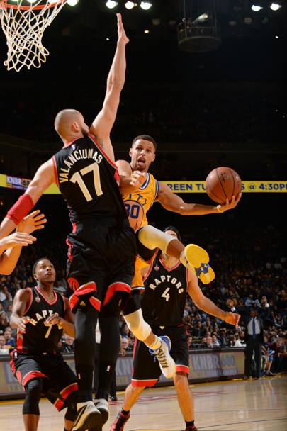 Acrobatico sotto mano di Stephen Curry dei Golden State Warriors, l’avversario (in difesa) di turno  Jonas Valanciunas (Getty Images)